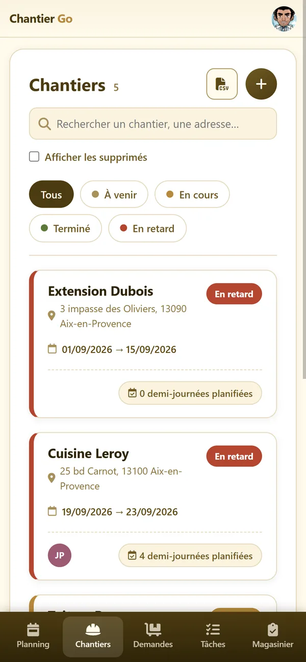 ChantierGo sur mobile : liste des chantiers avec adresse, période, statut et demi-journées planifiées.